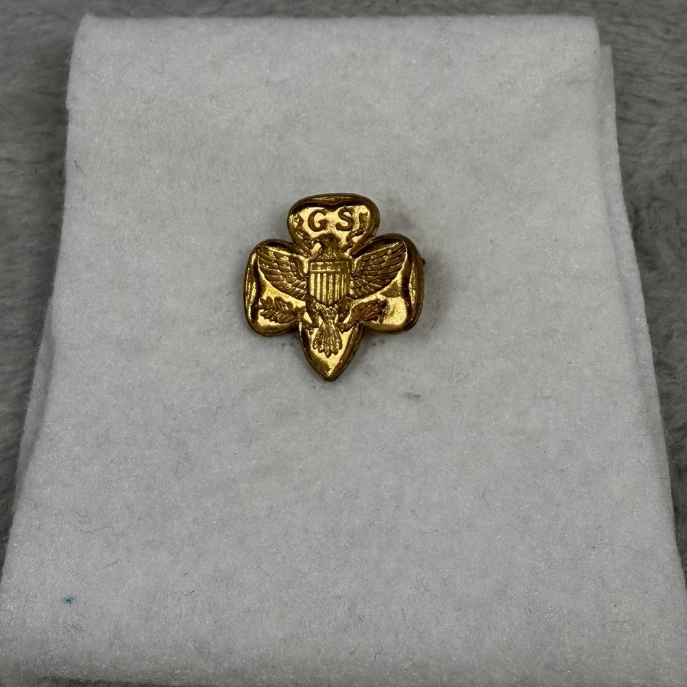 Vintage Girl Scouts GSUSA Eagle Trefoil Membership Pin Gold Tone w/ Original Box